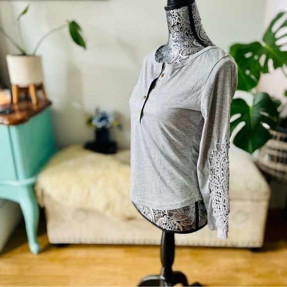 🏷️ 4/$25 Gray Cotton Shirt with 3/4 Sleeves & Lace Detail - Picture 4 of 5